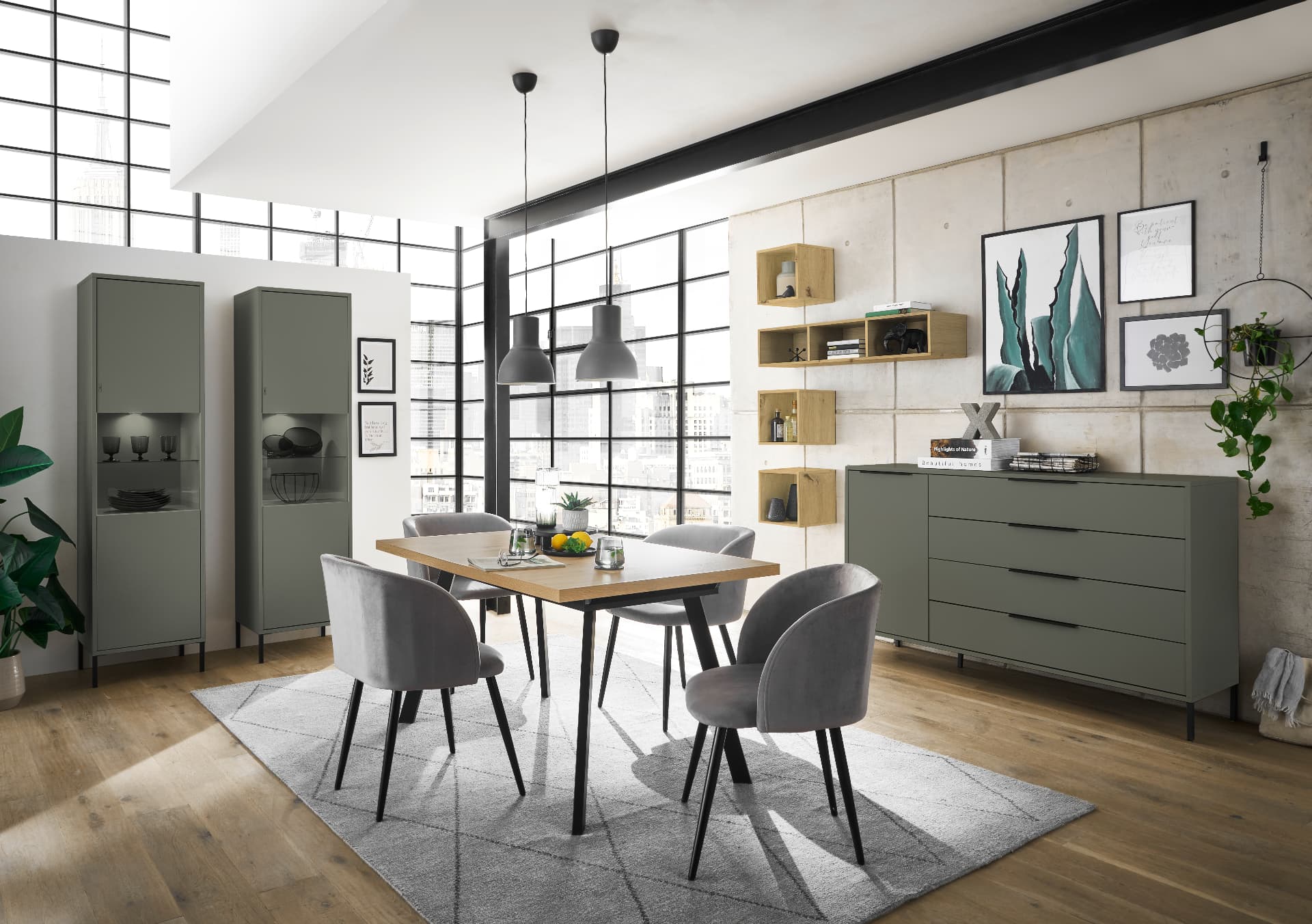 Loma Esszimmer in Pine Green: zwei Vitrinen, Sideboard und Esstisch in einem hellen Loft